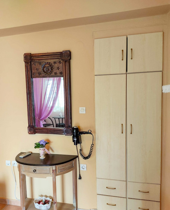 Κομοδίνο και ντουλάπα